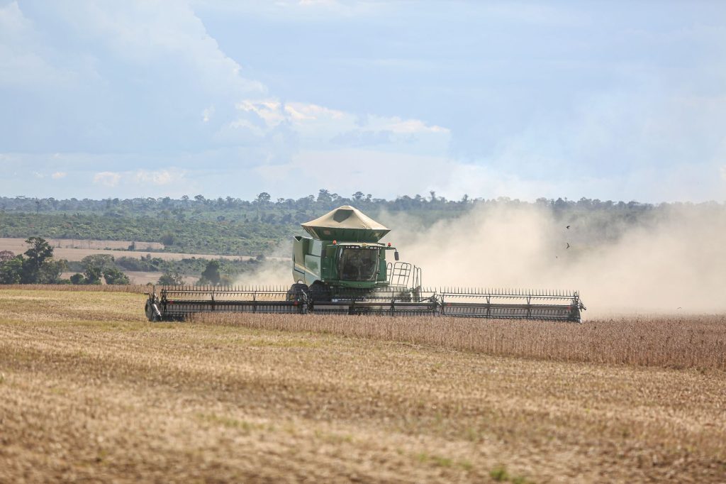 Colheitadeira trabalhando em uma extensa lavoura de soja em Paragominas, no Brasil.